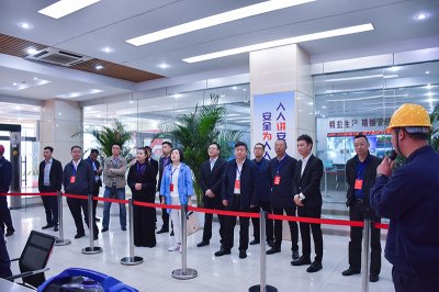 内江市政协副主席黄俊伟一行调研汇赢国际连界基地