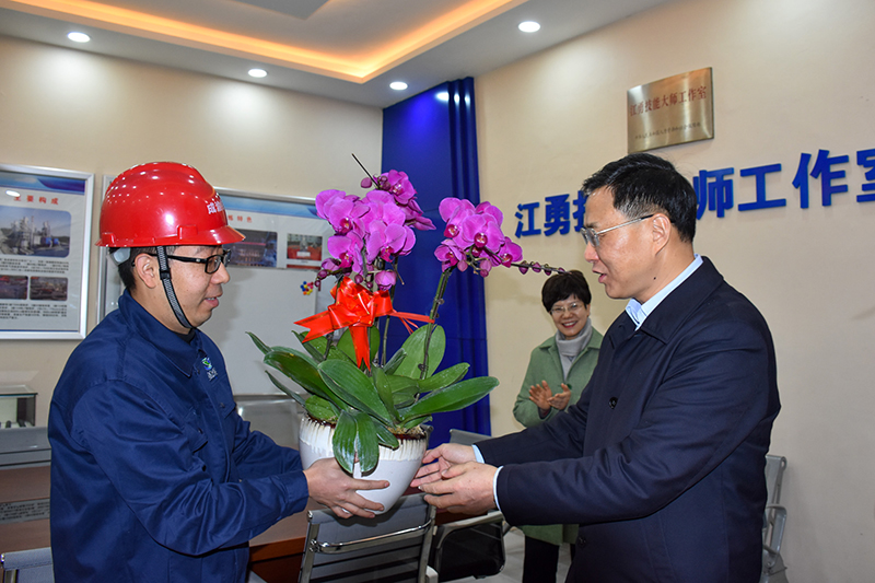 内江市委副书记余先河一行到汇赢国际慰问技能大师(图2) 内江市委副书记余先河一行到汇赢国际慰问技能大师(图2)