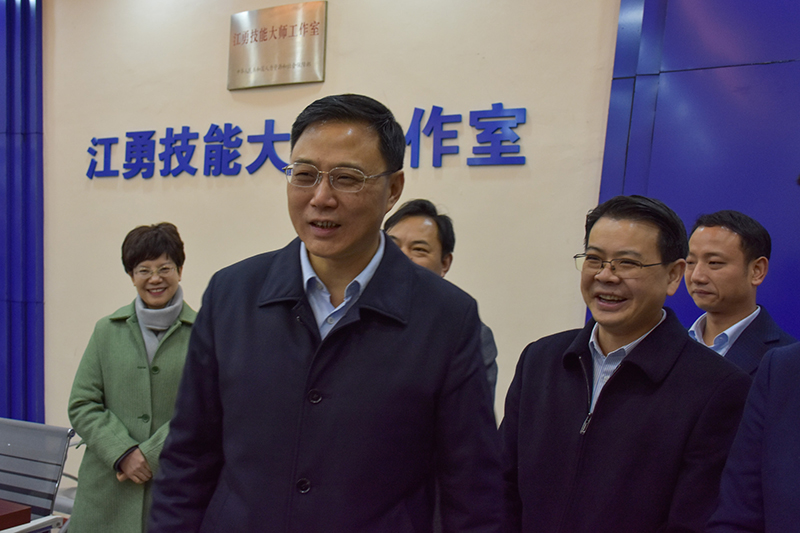 内江市委副书记余先河一行到汇赢国际慰问技能大师(图3) 内江市委副书记余先河一行到汇赢国际慰问技能大师(图3)
