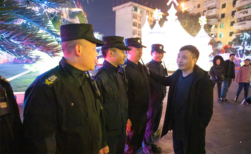 王劲董事长大年三十晚亲临灯会现场送祝福(图7) 王劲董事长大年三十晚亲临灯会现场送祝福(图7)