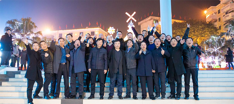 王劲董事长大年三十晚亲临灯会现场送祝福(图8) 王劲董事长大年三十晚亲临灯会现场送祝福(图8)