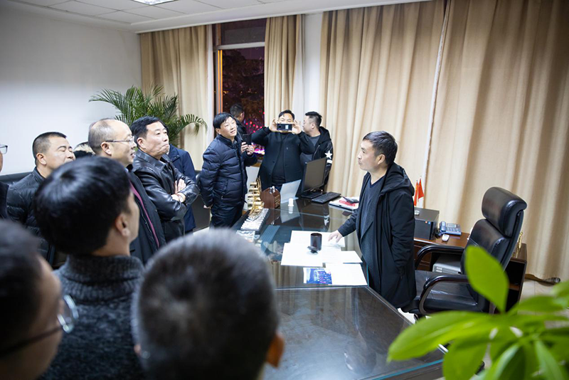 王劲董事长大年三十晚亲临灯会现场送祝福(图10) 王劲董事长大年三十晚亲临灯会现场送祝福(图10)