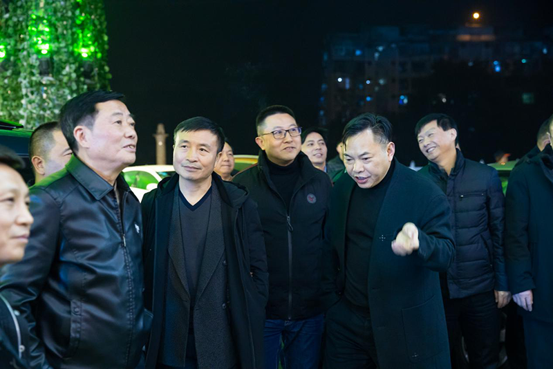 王劲董事长大年三十晚亲临灯会现场送祝福(图12) 王劲董事长大年三十晚亲临灯会现场送祝福(图12)