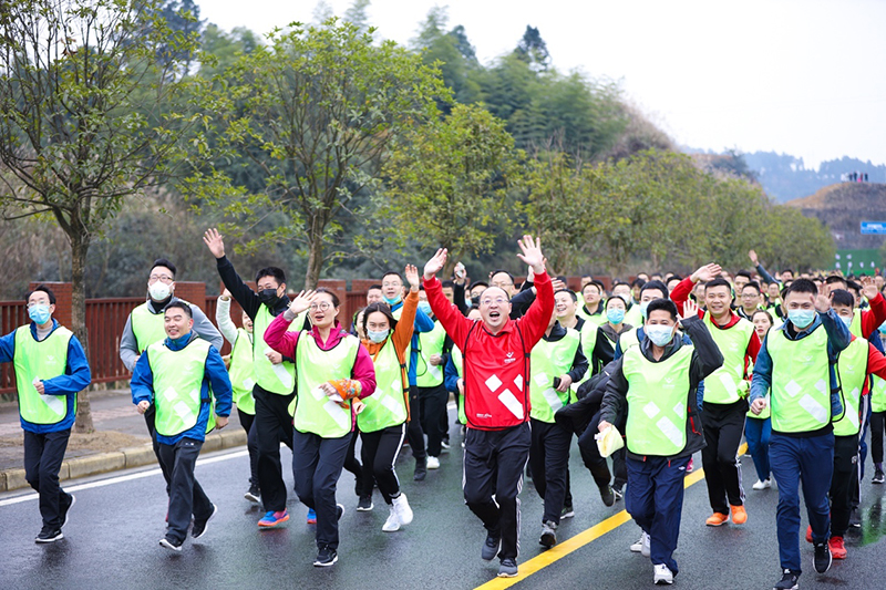 风雨兼程九十载 坚韧不拔铸百年——集团公司隆重举行2020年迎新春千人健身跑(图11) 风雨兼程九十载 坚韧不拔铸百年——集团公司隆重举行2020年迎新春千人健身跑(图11)