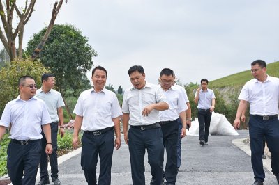 香港日升农业集团总裁李旭海一行莅临汇赢连界基地参观考察
