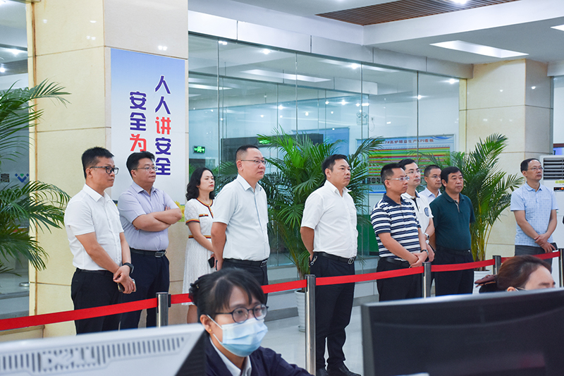 省人社厅副厅长黄晓东一行莅临汇赢调研(图1)