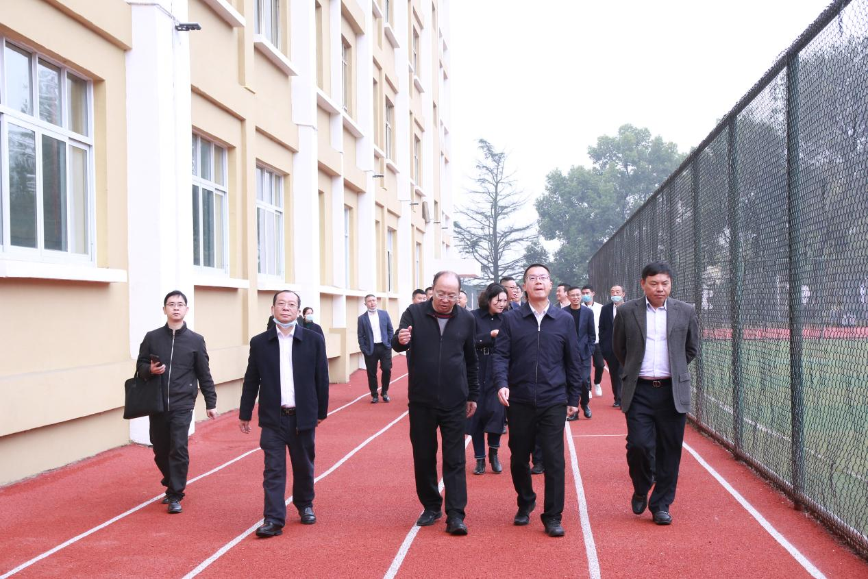 威远县县委书记兰徐一行到博骏双语学校调研(图1) 威远县县委书记兰徐一行到博骏双语学校调研(图1)
