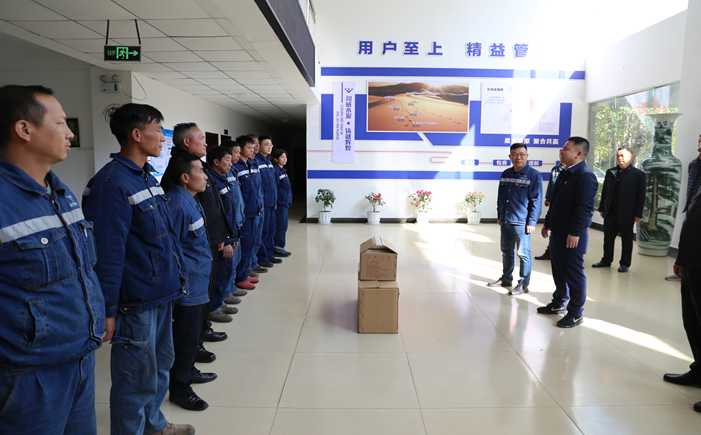米易县县长代坤宏一行莅临星船城瑞达公司开展新春送温暖慰问困难职工活动(图2) 米易县县长代坤宏一行莅临星船城瑞达公司开展新春送温暖慰问困难职工活动(图2)