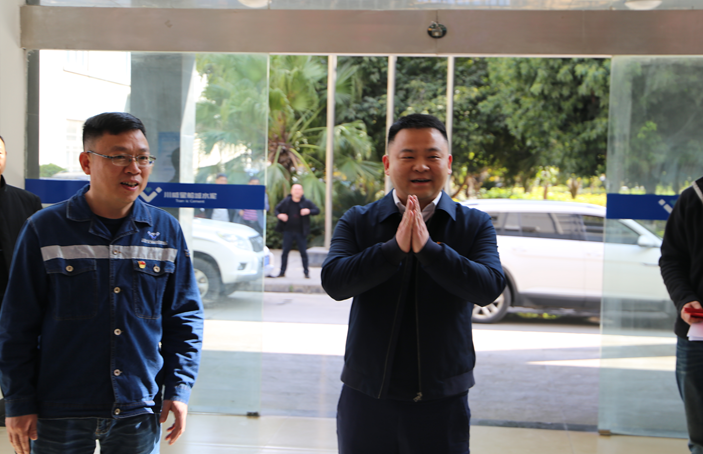米易县县长代坤宏一行莅临星船城瑞达公司开展新春送温暖慰问困难职工活动(图3) 米易县县长代坤宏一行莅临星船城瑞达公司开展新春送温暖慰问困难职工活动(图3)