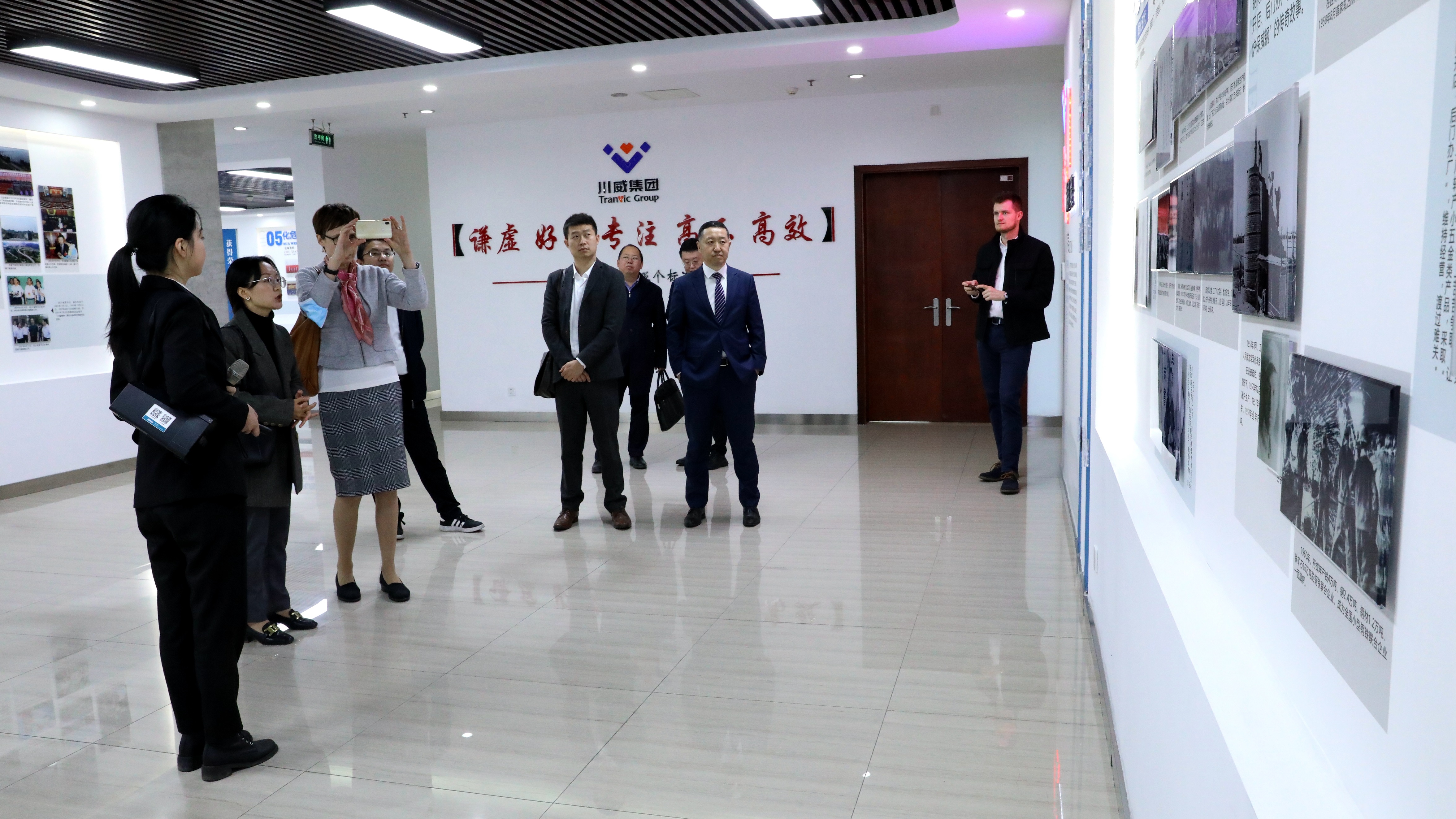捷克驻成都总领事馆卡特瑞娜一行莅临汇赢考察交流(图2)