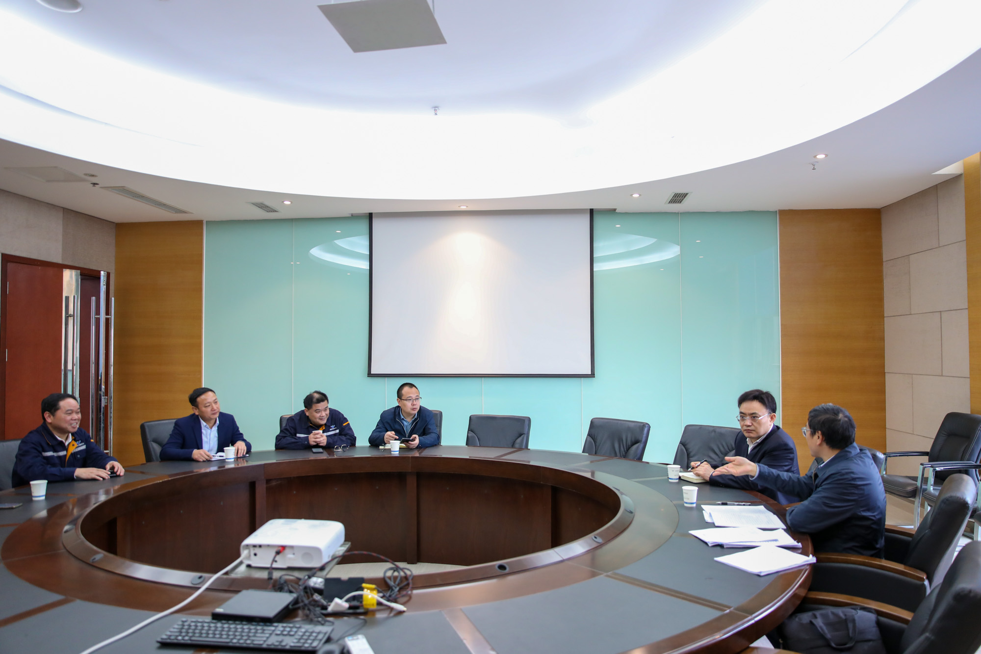 内江市副市长何仁洋一行到汇赢连界基地调研(图3)