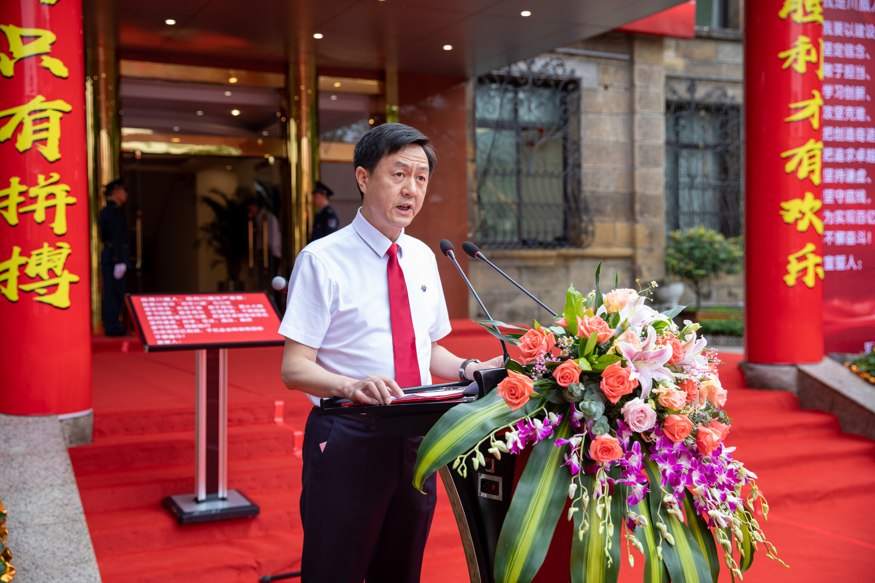 坚守底线 砥砺前行——汇赢国际隆重举行升旗仪式(图5)