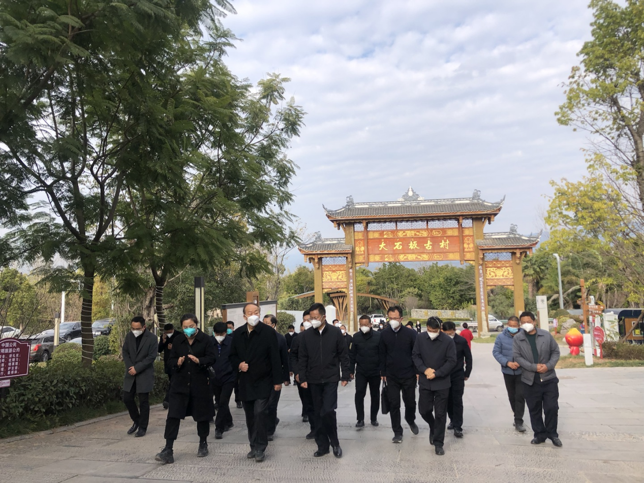 中央组织部副部长傅兴国一行考察调研大石板二期项目(图2) 中央组织部副部长傅兴国一行考察调研大石板二期项目(图2)