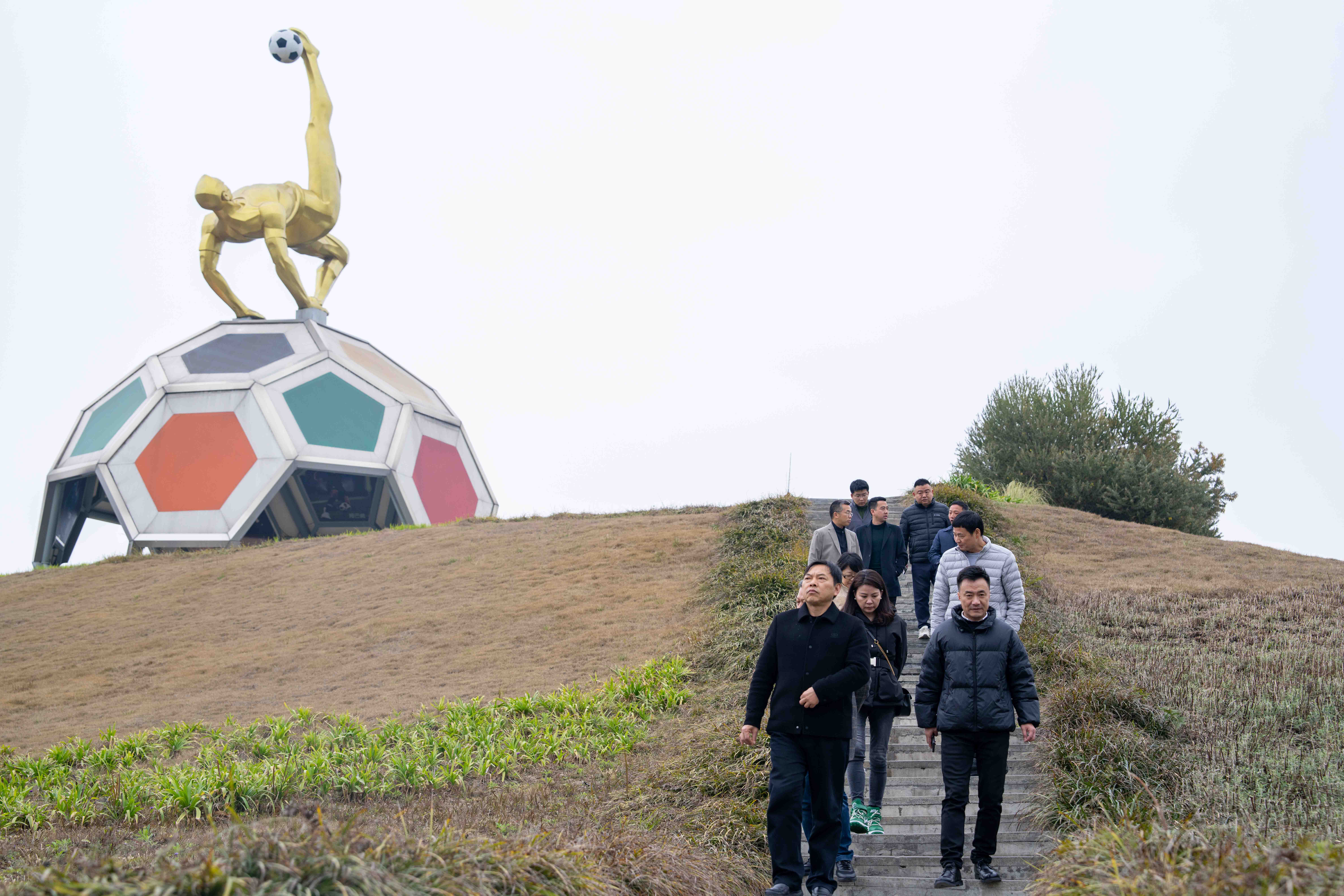 省主流媒体一行赴汇赢国际连界基地考察交流(图2)
