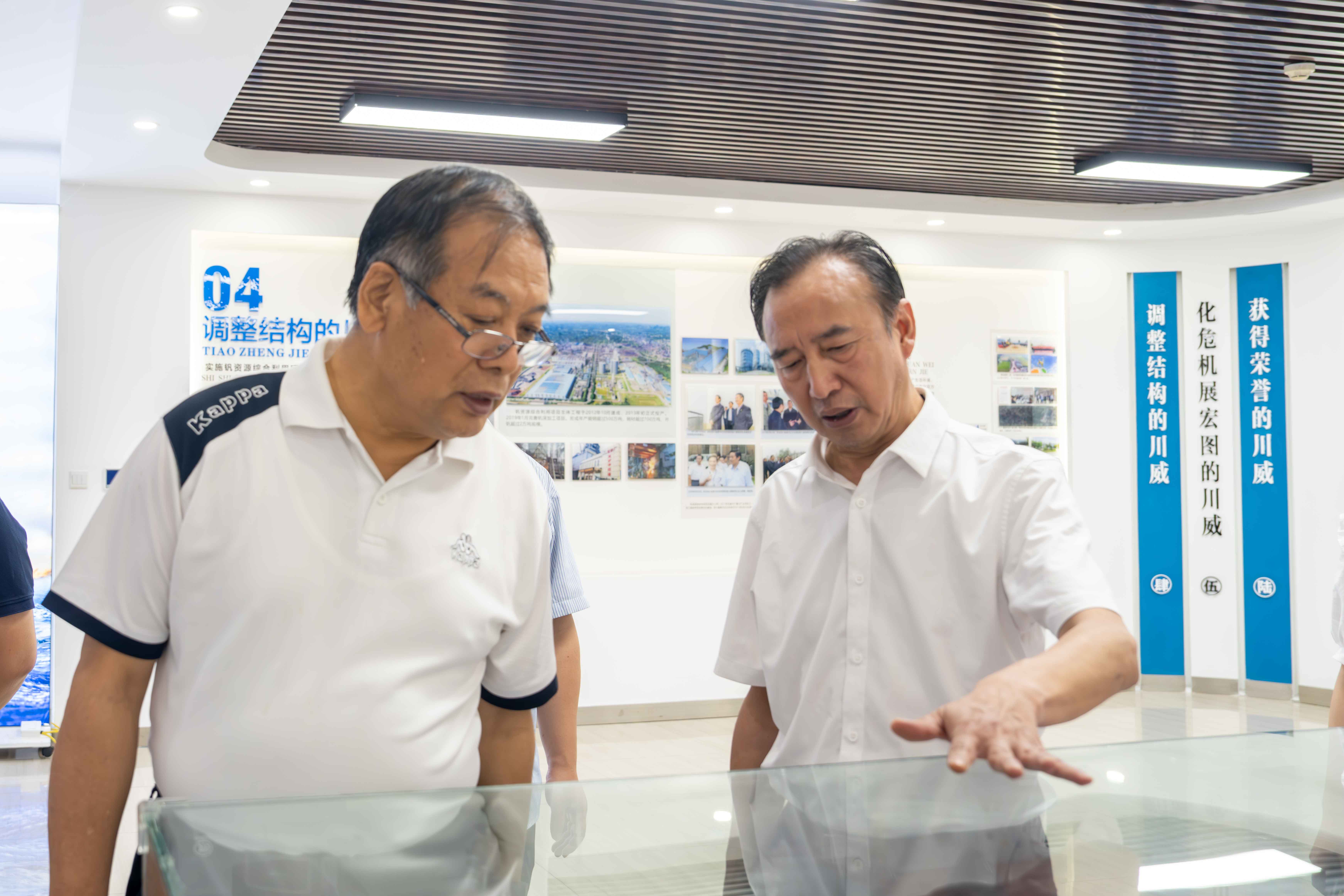 中科院专家团队莅临汇赢连界基地(图2)