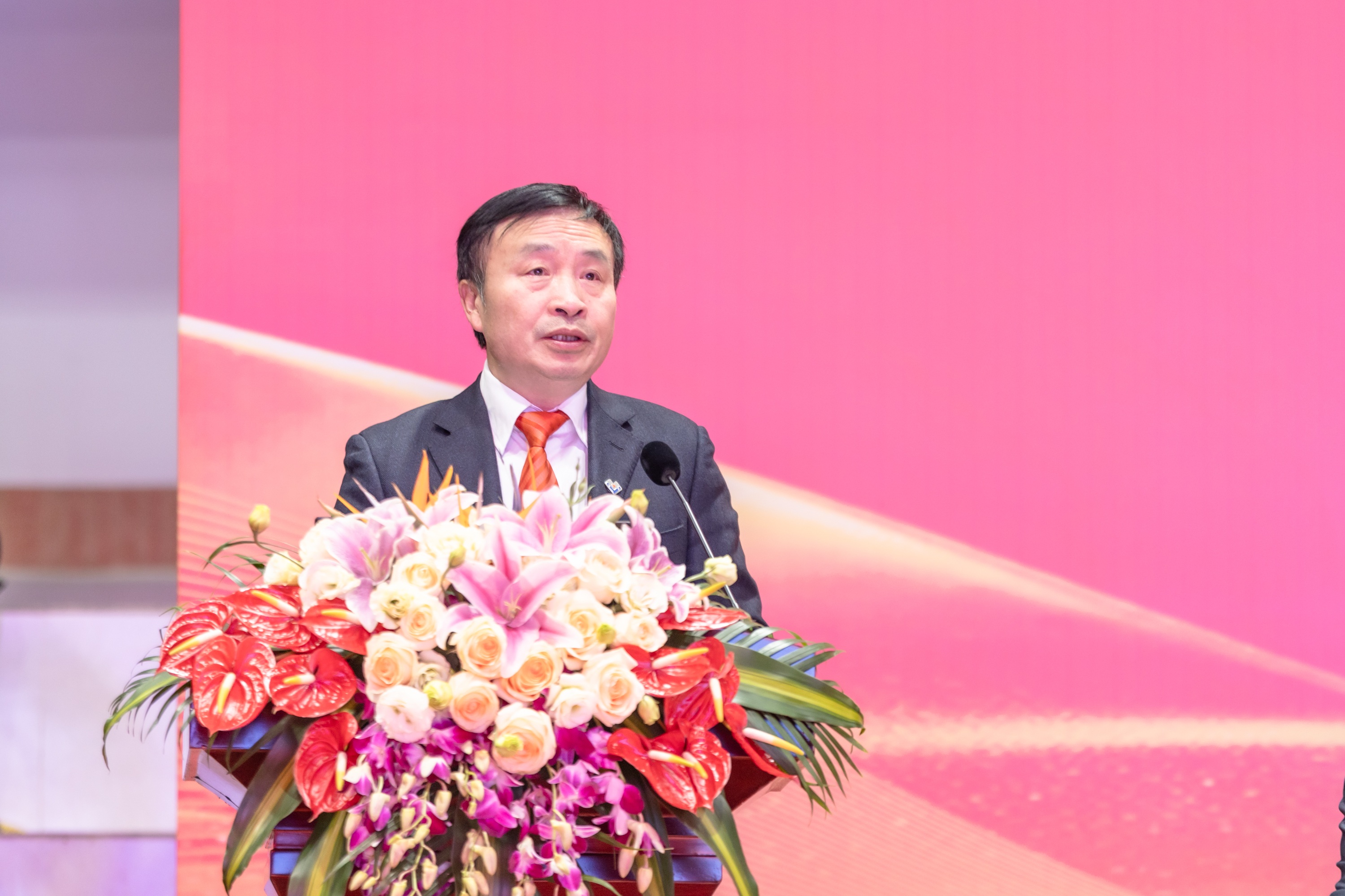 与你同行 向前坚持——集团公司隆重召开2025年度总结表彰大会(图3)