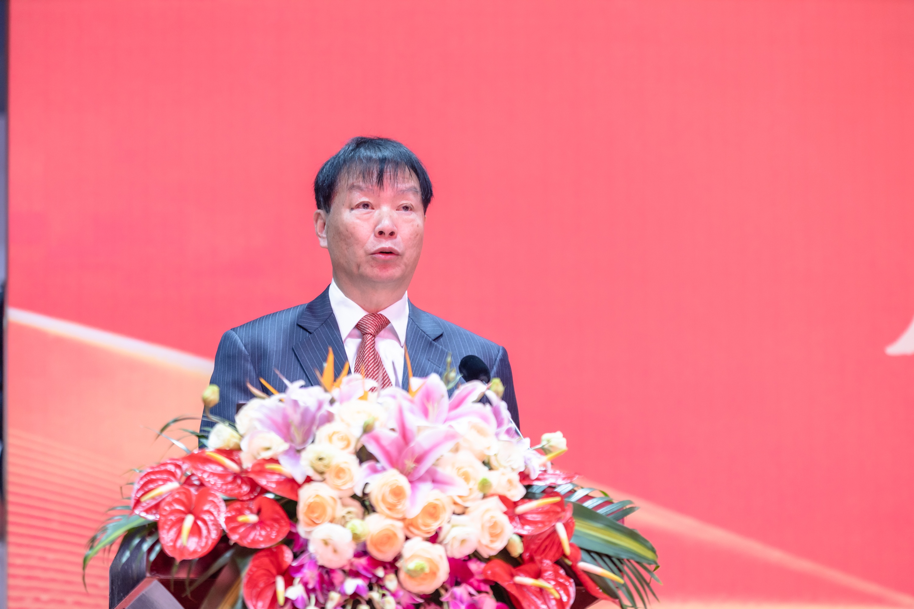 与你同行 向前坚持——集团公司隆重召开2025年度总结表彰大会(图6)