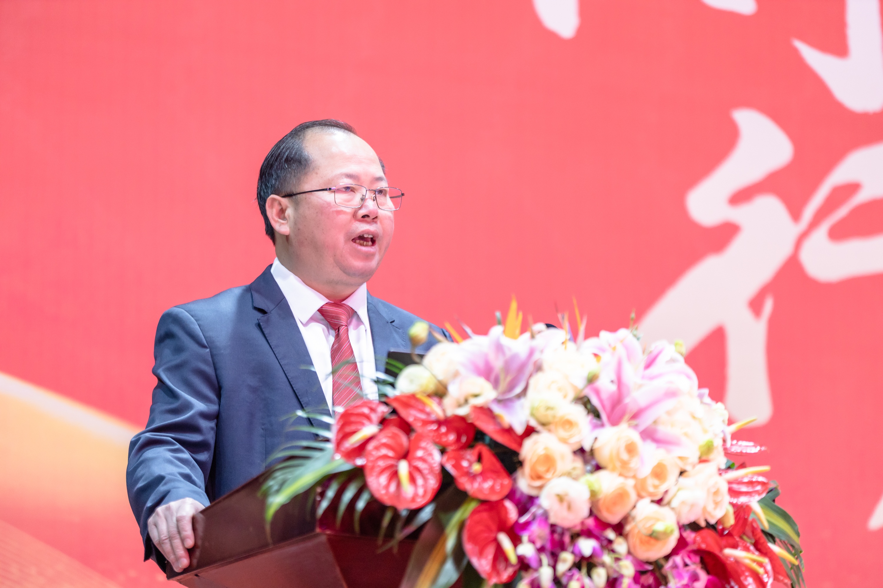与你同行 向前坚持——集团公司隆重召开2025年度总结表彰大会(图8)