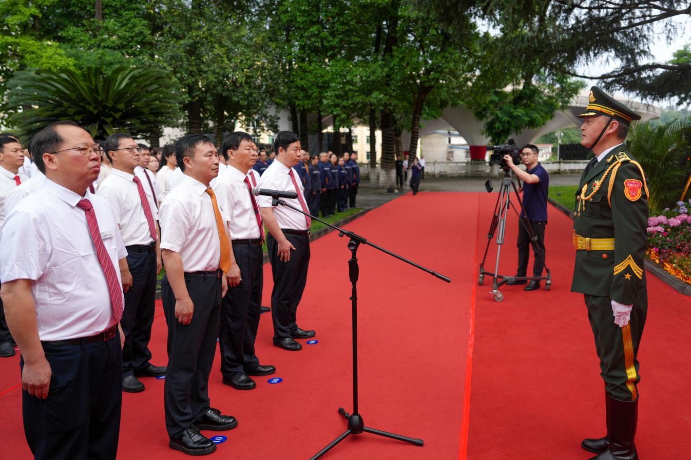 直面危机誓突围 剩者为王创未来——集团举行建厂97周年 成立28周年升旗仪式(图3)
