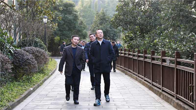 成都兴城供应链集团到汇赢钒钛科技考察交流(图2) 成都兴城供应链集团到汇赢钒钛科技考察交流(图2)