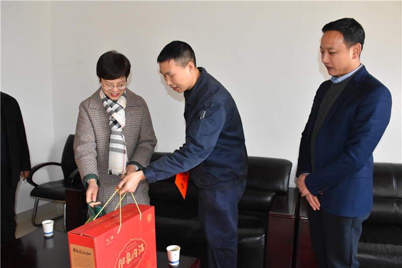 市总工会领导到汇赢慰问困难员工暨劳模代表(图3)