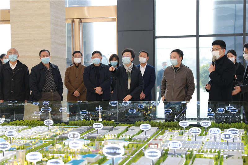 内江市市长郑莉一行莅临汇赢连界基地调研(图1) 内江市市长郑莉一行莅临汇赢连界基地调研(图1)