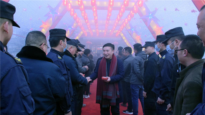 张灯结彩迎新年 齐心协力谱新篇丨集团领导大年初一开展新春慰问活动(图1) 张灯结彩迎新年 齐心协力谱新篇丨集团领导大年初一开展新春慰问活动(图1)