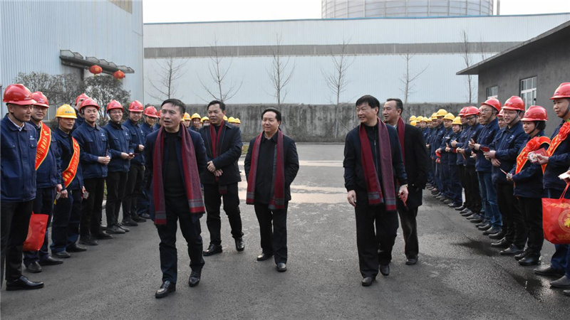 张灯结彩迎新年 齐心协力谱新篇丨集团领导大年初一开展新春慰问活动(图3) 张灯结彩迎新年 齐心协力谱新篇丨集团领导大年初一开展新春慰问活动(图3)