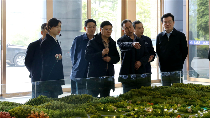 四川循环经济协会会长钟勤建一行到汇赢连界基地调研(图1)