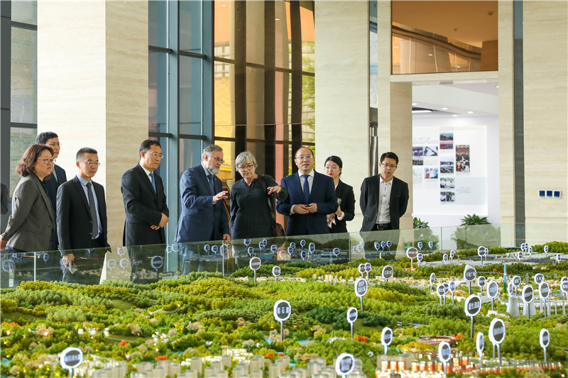德国驻成都领事馆鲁悟刚一行莅临汇赢连界基地考察交流(图3)