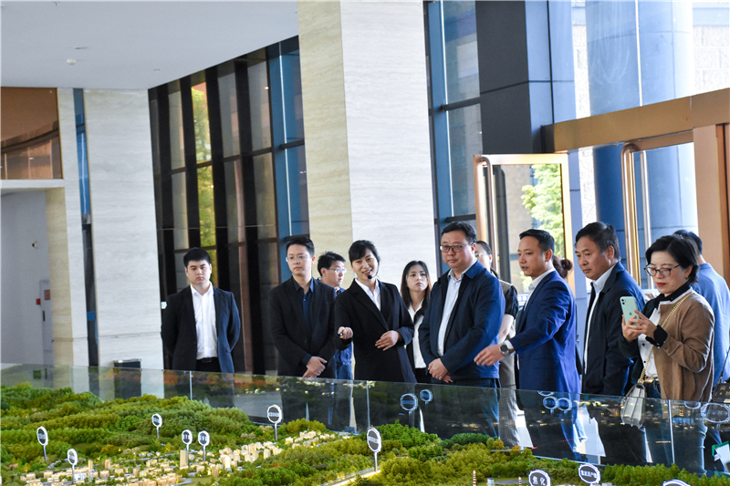 市人大副主任曾廷富一行到汇赢调研(图1) 市人大副主任曾廷富一行到汇赢调研(图1)