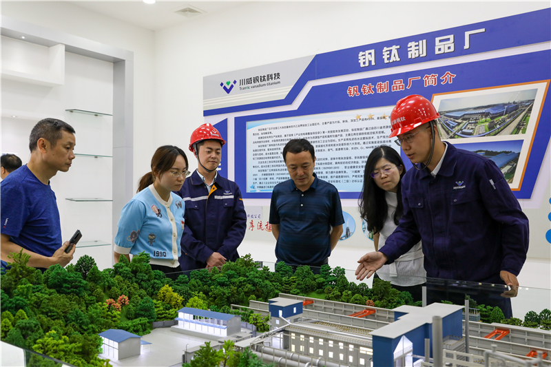 四川钒钛产业技术研究院院长张雪峰一行到汇赢连界基地调研交流(图2) 四川钒钛产业技术研究院院长张雪峰一行到汇赢连界基地调研交流(图2)