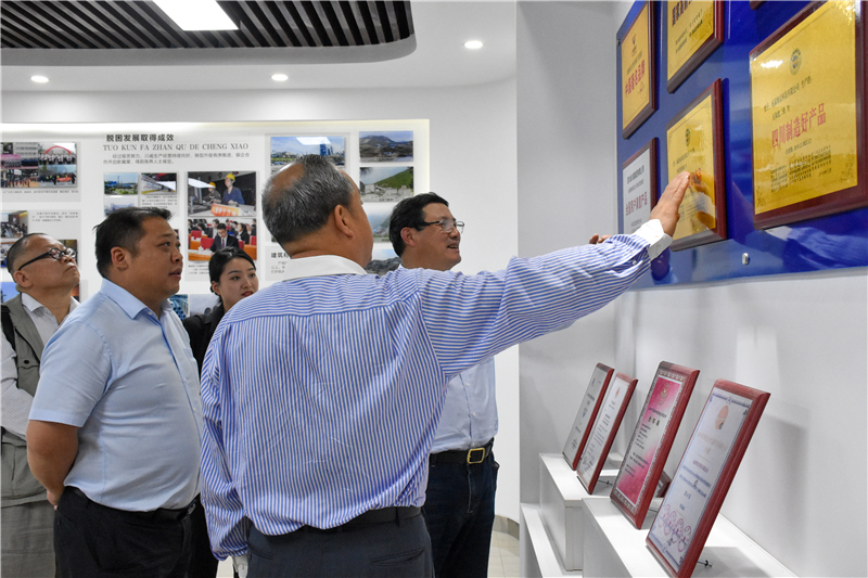 工信部品牌培育专家组莅临汇赢连界基地考察(图2) 工信部品牌培育专家组莅临汇赢连界基地考察(图2)