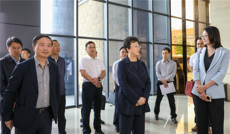 市委书记郑莉莅临汇赢调研指导转型发展工作(图2)